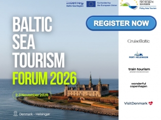 Baltijas jūras tūrisma foruma 2026 vizuālis. Fonā redzama Kronborgas pils pie jūras Helsingērā, Dānijā. Uz attēla norādīts foruma norises laiks – 2026. gada 2. un 3. novembris – un aicinājums reģistrēties. Redzami arī organizatoru un atbalstītāju logotipi.