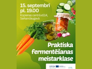 Reklāmas plakāts par praktisku fermentēšanas meistarklasi. Uz zaļa fona redzami dārzeņi un fermentēti produkti: burkāni, gurķi, redīsi, svaigi zaļumi un stikla burkas ar marinētiem dārzeņiem. Plakātā norādīta informācija: “15. septembrī pl. 19.00, Kopienas centrā eS14, Sarkandaugavā”. Lieliem baltiem burtiem rakstīts “Praktiska fermentēšanas meistarklase”. Apakšā redzami Interreg Baltic Sea Region, Eiropas Savienības un citu projekta partneru logotipi.