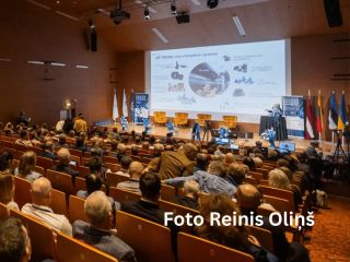 Baltijas valstu ūdenssaimniecības uzņēmumu konference, semināra telpa, kurā tiek rādīta uz ekrāna prezentācija.