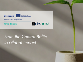 "Interreg Central Baltic" programmas projekta "Time 2 Scale" reklāmas attēls. Kreisajā pusē redzams balts taisnstūris ar Eiropas Savienības līdzfinansējuma logo un sadarbības partneru – Hanken, EBS un RTU – logotipiem. Zem tā slīpā, ba