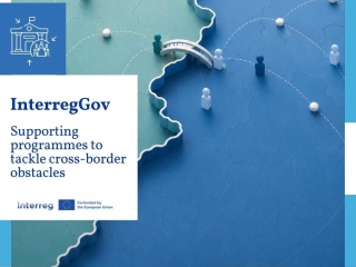"InterregGov" grafiskā zīme uz 3D kartes fona, kas sadalīta zaļgani tirkīza un zilā teritorijā ar viļņainu robežlīniju. Pāri robežai izveidots mazs, balts tiltiņš, kas savieno abās pusēs esošos cilveciņu tēlus. Kartē redzamas arī punktētas līnij