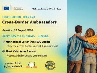 Eiropas Komisijas paziņojums par pieteikšanos iniciatīvai "Cross-Border Ambassadors" (Ceturtais izdevums). Attēla labajā pusē redzami četri jaunieši no aizmugures, apskāvušies un skatoties uz apvāršņa pusi zem zilām debesīm. Kreisajā pusē snieg