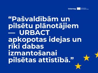 Zils informatīvs vizuālis ar citātu latvie&scaron;u valodā par URBACT apkopotajām idejām un rīkiem dabas izmanto&scaron;anai pilsētu attīstībā. Attēlā redzams Interreg un Eiropas Savienības līdzfinansējuma logo, kā arī Eiropas Savienības karoga zvaigžņu motīvs.