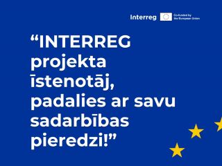 Uz zila fona ar interreg logo un ES simbola dzeltenajām zvaigznēm ar baltiem burtiem rakstīts "Interreg projekta īstenotāj, padalies ar savu sadarbības pieredzi"