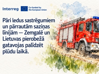 Akvareļa un skices stilā attēlota sarkana ugunsdzēsēju mašīna uz lauku ceļa. Līdzās teksts: “Pāri ledus sastrēgumiem un pārrautām saziņas līnijām — Zemgalē un Lietuvas pierobežā gatavojas palīdzēt plūdu laikā.” Augšā Interreg un Eiropas Savienības līdzfin
