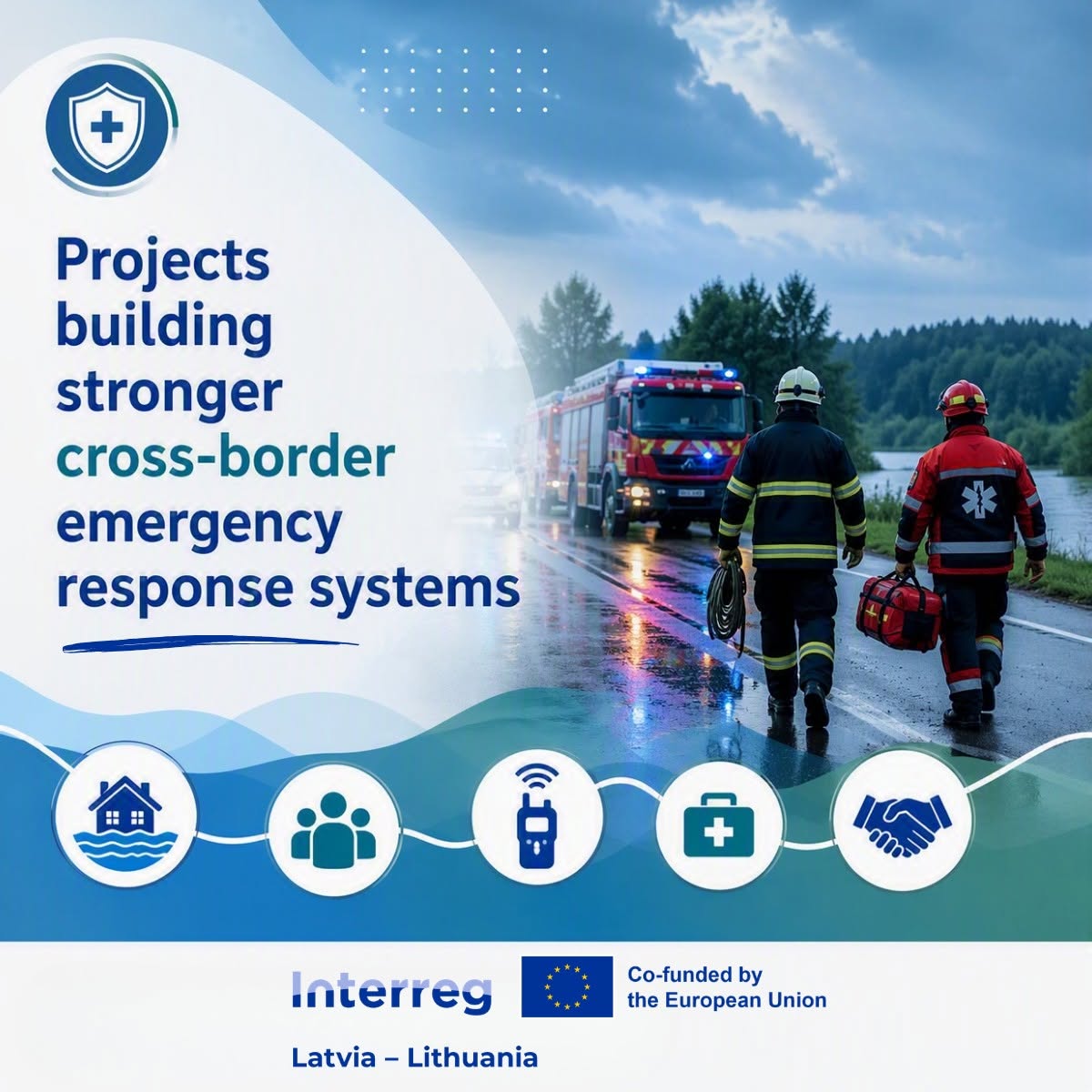 Ārkārtas situāciju dienestu transportlīdzekļi un glābēji pie ūdenstilpes. Attēls ilustrē projektus, kas stiprina pārrobežu sadarbību ārkārtas situāciju novēršanā un reaģēšanā.